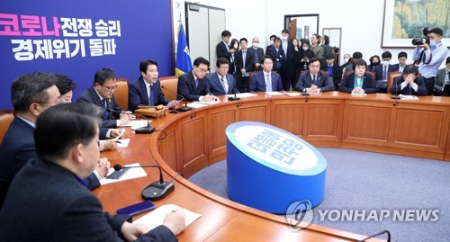 오거돈 전 부산시장 강제추행 사과하는 민주당(서울=연합뉴스) 안정원 기자 = 더불어민주당 이인영 원내대표가 24일 오전 서울 여의도 국회에서 열린 최고위원회의에서 오거돈 전 부산시장 강제추행에 대해 사과하고 있다. jeong@yna.co.kr