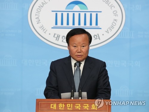 추경 공개질의 답변 연기 알리는 김재원 위원장(서울=연합뉴스) 김인철 기자 = 국회 예결위원회  김재원 위원장이 24일 오전 국회 소통관에서  홍남기 경제부총리에게 요구한 2차 추경안에 대한 공개질의 답변이 이뤄지지 않았다고 밝히고 있다.
    김 위원장은 "홍남기 경제부총리에 이날 오전 10시까지 답변을 요구했으나 구윤철 2차관으로부터 오후 3시에 보고하겠다는 문자 메시지만 왔다"고 말했다. yatoya@yna.co.kr