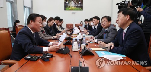 추경안 관련 논의하는 김재원 위원장과 구윤철 2차관(서울=연합뉴스) 김인철 기자 = 미래통합당 소속 김재원 예결위원장(왼쪽)이 24일 국회에서 구윤철 기획재정부 2차관(오른쪽)과 2차 추경안 관련 논의를 하고 있다. 2020.4.24 yatoya@yna.co.kr