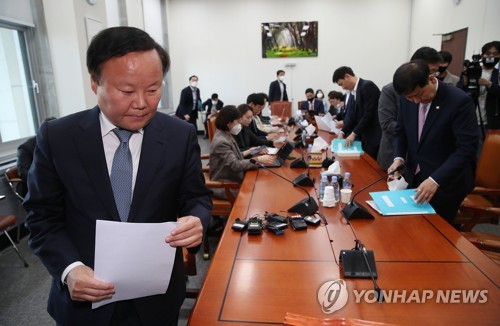 2차 추경안 관련 논의 마친 김재원 예결위원장(서울=연합뉴스) 김인철 기자 = 미래통합당 소속 김재원 예결위원장(왼쪽)이 24일 국회에서 구윤철 기획재정부 2차관(오른쪽)과 2차 추경안 관련 논의 후 회의실을 나서고 있다. 2020.4.24 yatoya@yna.co.kr