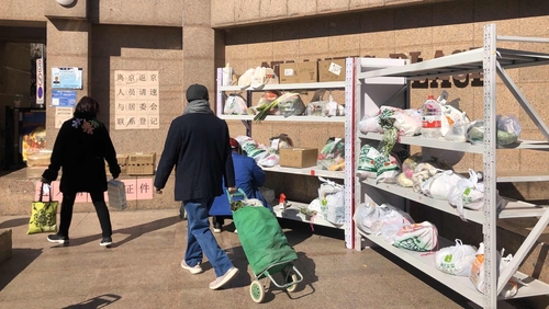 베이징 아파트 입구에 쌓인 식료품 [촬영 김윤구]