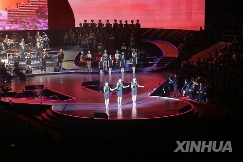 북한의 현대적 악단인 모란봉 악단의 평양공연[신화=연합뉴스 자료사진]