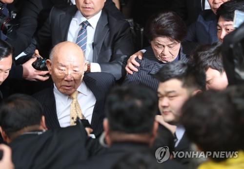 항의받으며 법원을 나오는 전두환 전 대통령(2019년 3월)[연합뉴스 자료사진]