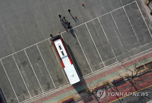 줄어든 단체 관광객(경주=연합뉴스) 김현태 기자 = 신종 코로나바이러스 감염증 확산에 대한 우려로 단체관광객이 줄어든 가운데 6일 오후 경북 경주시의 대표 관광지인 대릉원 관광버스 주차장이 한산한 모습을 보인다. 2020.2.6 mtkht@yna.co.kr