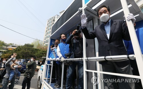 이낙연 당선인, 종로 곳곳 돌며 '당선인사'(서울=연합뉴스) 임헌정 기자 = 4.15 총선 서울 종로 더불어민주당 이낙연 당선인이 지난 16일 오후 서울 종로구 숭인동 인근에서 당선인사를 하고 있다.[연합뉴스 자료사진]