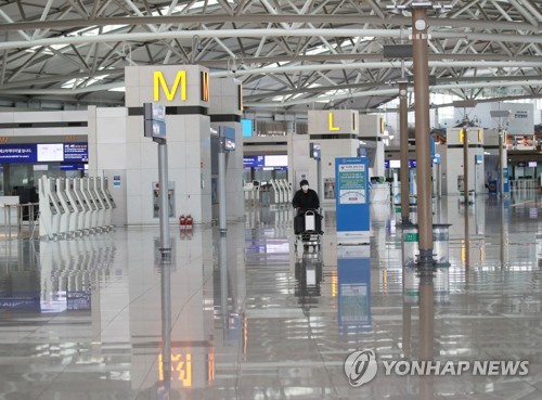 인천공항, 코로나 여파로 17년 만에 '적자' 전망2020년 4월 23일 오후 한산한 모습의 인천국제공항 1터미널 출국장. [연합뉴스 자료사진]