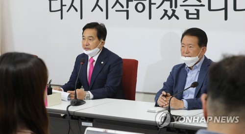 심재철 원내대표 기자가담회(서울=연합뉴스) 하사헌 기자 = 미래통합당 심재철 원내대표가 26일 오후 서울 여의도 국회에서 기자간담회를 하고 있다. 2020.4.26 toadboy@yna.co.kr