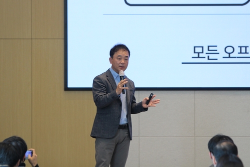 롯데온 전략 설명하는 조영제 대표 [롯데쇼핑 제공. 재판매 및 DB 금지]