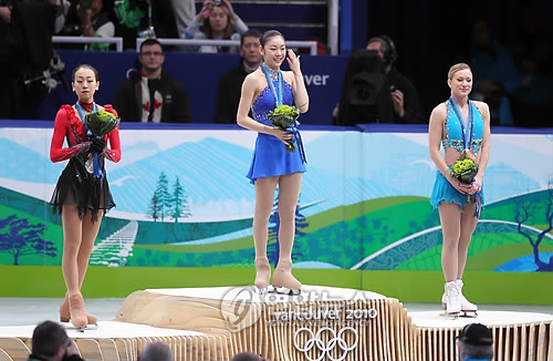 2010년 밴쿠버 동계올림픽 여자 피겨 시상대에 오른 조애니 로셰트(맨오른쪽)[연합뉴스 자료사진]