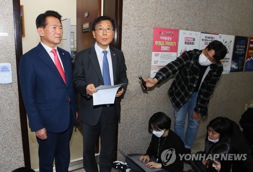 여야 합의 발표하는 양당 원내수석부대표더불어민주당 윤후덕(오른쪽), 미래통합당 김한표 원내수석부대표가 3월 5일 국회에서 '인터넷전문은행법' 부결과 관련해 민주당 이인영 원내대표의 공개사과와 다음날 본회의 재개 등에 관한 여야 합의를 발표하고 있다.[연합뉴스 자료사진]