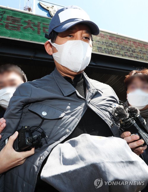 영장실질심사 앞둔 김봉현 회장(수원=연합뉴스) 홍기원 기자 = 1조6천억원대 피해액이 발생한 라임자산운용 사태의 전주(錢主)이자 정관계 로비의 핵심 인물로 지목된 김봉현 스타모빌리티 회장이 수원여객의 회삿돈 241억원을 빼돌린 혐의(특정경제범죄가중처벌법상 횡령)로 구속 전 피의자 심문(영장실질심사)을 받기 위해 지난 26일 오후 경기도 수원남부경찰서 유치장에서 나오고 있다.