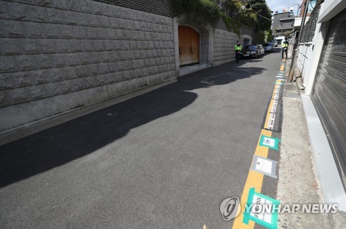 전두환, 내일 광주 법정으로(서울=연합뉴스) 신준희 기자 = 오는 27일 광주지법에서 열리는 사자 명예훼손 사건 형사재판에 피고인으로 출석할 예정인 전두환 전 대통령의 서대문구 연희동 집 앞에 긴장이 감도는 듯 하다. 2020.4.26 hama@yna.co.kr