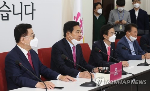 최고위원회의 참석한 심재철(서울=연합뉴스) 하사헌 기자 = 미래통합당 심재철 당 대표 권한대행이 27일 오전 서울 여의도 국회에서 열린 최고위원회의에서 발언하고 있다. 2020.4.27 toadboy@yna.co.kr