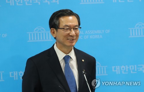 기자 질문에 답하는 정성호 의원(서울=연합뉴스) 하사헌 기자 = 더불어민주당 정성호 의원이 27일 오전 서울 여의도 국회 소통관에서 원내대표 경선 출마 선언 기자회견을 한 뒤 질문에 답하고 있다. toadboy@yna.co.kr