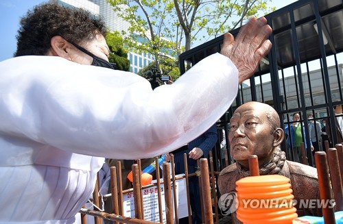 '사죄하라'(광주=연합뉴스) 정회성 기자 = 27일 오전 광주 동구 지산동 광주지방법원 앞에서 5·18 민주화운동 유가족이 '전두환 동상'을 때리고 있다. 전두환 전 대통령은 5·18 당시 헬기 사격을 목격했다고 증언한 고 조비오 신부의 명예를 훼손한 혐의로 재판에 넘겨져 이날 광주지법에 피의자로 출석한다. 2020.4.27 hs@yna.co.kr