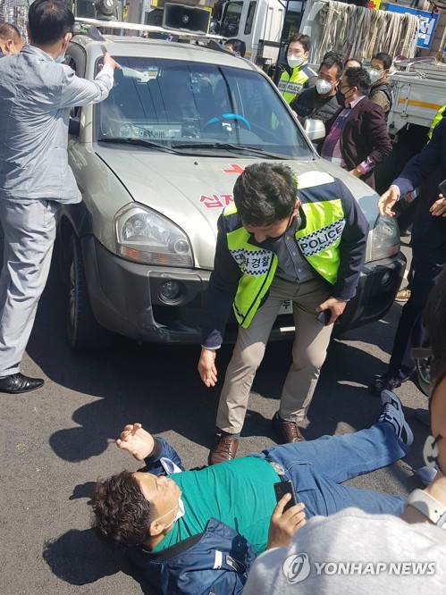 5·18 폄훼 발언에 '충돌'(광주=연합뉴스) 천정인 기자 = 사자 명예훼손 혐의로 전두환 전 대통령이 광주지법에 출석하는 27일 광주 동구 광주지법 앞에서 방송 차량을 탄 남성이 5·18 폄훼 방송을 하자 5·18 관계자들의 거센 항의를 하고 있다. 2020.4.27 iny@yna.co.kr