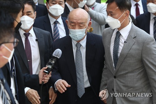 전두환 '묵묵부답'(광주=연합뉴스) 정회성 기자 = 전두환 전 대통령이 27일 피고인으로 광주지방법원에 출석하고자 청사로 이동하면서 기자들 질문을 받고 있다. 전씨는 5·18 민주화운동 당시 헬기 사격을 목격했다고 증언한 고 조비오 신부를 2017년 4월 출간한 회고록에서 '성직자라는 말이 무색한 파렴치한 거짓말쟁이'라고 비난해 명예를 훼손한 혐의로 재판에 넘겨졌다. hs@yna.co.kr