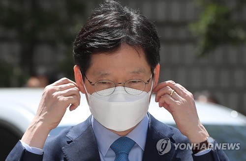 마스크 벗는 김경수 경남지사(서울=연합뉴스) 이정훈 기자 = '댓글 조작 공모' 혐의로 기소된 김경수 경남도지사가 27일 오후 서울 서초구 서울고법에서 열린 항소심 속행공판에 출석하며 취재진의 질문에 답하기 위해 마스크를 벗고 있다. uwg806@yna.co.kr