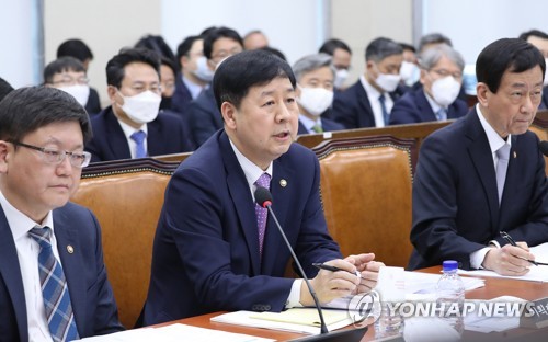 답변하는 구윤철 기재부 2차관(서울=연합뉴스) 안정원 기자 = 구윤철 기획재정부 2차관이 27일 서울 여의도 국회에서 열린 행정안전위원회 전체회의에서 답변하고 있다.  2020.4.27 jeong@yna.co.kr