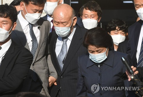 법원 나서는 전두환·이순자(광주=연합뉴스) 정회성 기자 = 전두환 전 대통령이 27일 광주지방법원에서 열린 형사재판에 피고인으로 출석하고 나서 부인 이순자 씨와 함께 법원 청사를 나서고 있다. 전씨는 5·18 민주화운동 당시 헬기사격을 목격했다고 증언한 고(故) 조비오 신부를 2017년 4월 출간한 회고록에서 '성직자라는 말이 무색한 파렴치한 거짓말쟁이'라고 비난해 명예를 훼손한 혐의로 재판에 넘겨졌다. 2020.4.27 hs@yna.co.kr