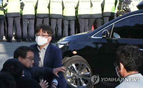 전두환 호송 차량에 계란 투척(광주=연합뉴스) 천정인 기자 = 27일 오후 광주 동구 광주지법 인근에서 사자 명예훼손 혐의로 법정에 출석한 전두환 전 대통령이 재판을 마치고 돌아가는 차량에 5·18관계자가 던진 날계란이 날아가고 있다. 2020.4.27 iny@yna.co.kr