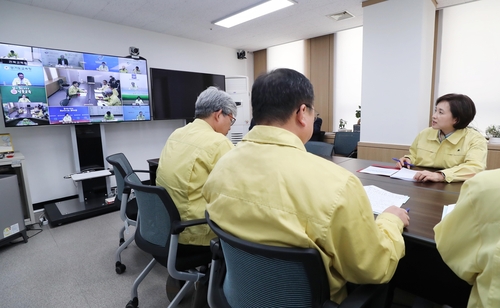 등교 방안 논의하는 교육부 장관과 교육감들(세종=연합뉴스) 유은혜 부총리 겸 교육부 장관이 28일 오후 전국 시·도 교육청 교육감들과 영상 회의를 통해 등교 시기·방법에 관해 논의하고 있다.2020.4.28 [교육부 제공. 재판매 및 DB 금지] photo@yna.co.kr (끝)