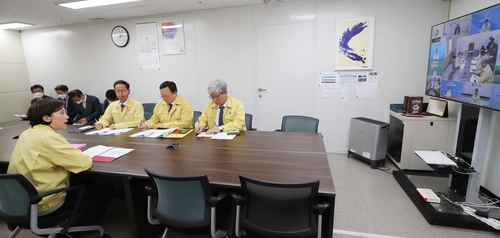 등교 방안 논의하는 교육부 장관과 교육감들(세종=연합뉴스) 유은혜 부총리 겸 교육부 장관이 28일 오후 전국 시·도 교육청 교육감들과 영상 회의를 통해 등교 시기·방법에 관해 논의하고 있다.2020.4.28 [교육부 제공. 재판매 및 DB 금지] photo@yna.co.kr (끝)