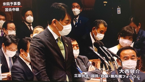 (도쿄=연합뉴스) 오니시 겐스케(大西健介) 국민민주당 의원이 28일 오후 중의원 예산위원회에서 아베 신조 총리에게 김정은 북한 국무위원장의 건강 이상설에 관한 정보를 갖고 있는지 질의하고 있다.