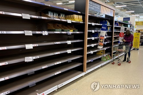 사재기가 한창이던 3월 중순 맨체스터의 한 마트 내부 [로이터=연합뉴스]