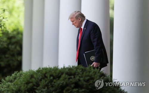 로즈가든 도착하는 트럼프(워싱턴 로이터=연합뉴스) ymarshal@yna.co.kr