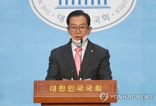 기자회견하는 이종배 의원(서울=연합뉴스) 신준희 기자 = 미래통합당 예결위 간사인 이종배 의원이 28일 국회 소통관에서 제2회 추경안 심사 관련 기자회견을 하고 있다. hama@yna.co.kr