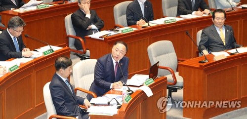 답변하는 홍남기 경제부총리(서울=연합뉴스) 안정원 기자 = 홍남기 경제부총리 겸 기획재정부 장관이  28일 오후 서울 여의도 국회에서 열린 예산결산특별위원회 전체회의에서 질의에 답변하고 있다. 2020.4.28 jeong@yna.co.kr