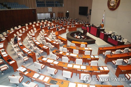 빈자리 예결위 전체 회의(서울=연합뉴스) 안정원 기자 = 28일 오후 서울 여의도 국회에서 속개된 예산결산특별위원회 전체회의장이 오전과 달리 대다수 의원들이 자리를 떠나 비어있다. 2020.4.28 jeong@yna.co.kr
