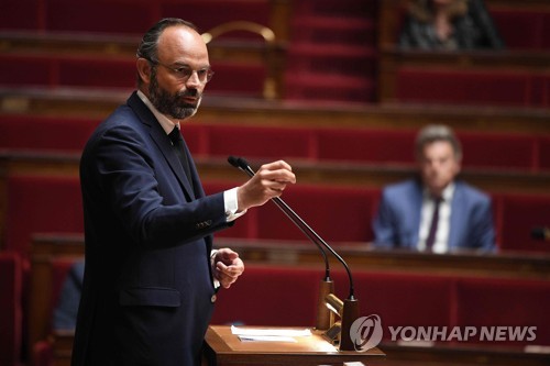리그1 2019-2020시즌 끝내는 프랑스 총리[AFP=연합뉴스]