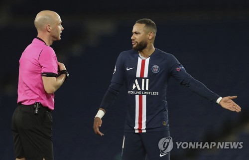 심판에게 항의하는 네이마르[AP=연합뉴스 자료사진]