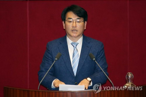 더불어민주당 박용진 의원이 2020년 3월 5일 오후 국회에서 열린 본회의에서 인터넷전문은행 설립 및 운영에 관한 특례법 일부개정법률안에 대해 토론하고 있는 모습. [연합뉴스 자료사진]
