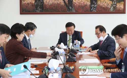 회동하는 예결위 위원장과 여야 간사(서울=연합뉴스) 안정원 기자 = 29일 서울 여의도 국회에서 김재원 예결위원장과 여야 간사들이 긴급재난지원금 관련 추가경정예산(추경)안 논의를 위해 회동하고 있다.
    왼쪽부터 시계방향으로  구윤철 기획재정부 2차관, 민생당 박주현간사 내정자, 더불어민주당 전해철 간사, 김재원 예결위원장, 미래통합당 이종배 간사. 2020.4.29 jeong@yna.co.kr