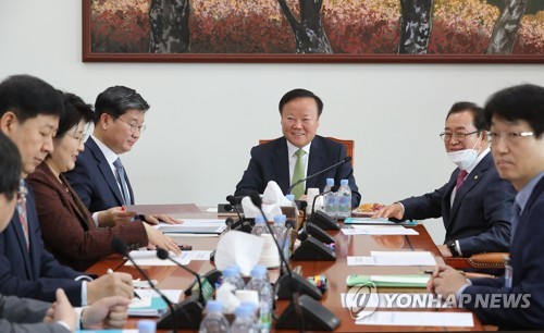 회동하는 예결위 위원장과 여야 간사(서울=연합뉴스) 안정원 기자 = 29일 서울 여의도 국회에서 김재원 예결위원장과 여야 간사들이 긴급재난지원금 관련 추가경정예산(추경)안 논의를 위해 회동하고 있다.
    왼쪽 두번째부터 시계방향으로  구윤철 기획재정부 2차관, 민생당 박주현간사 내정자, 더불어민주당 전해철 간사, 김재원 예결위원장, 미래통합당 이종배 간사. 2020.4.29 jeong@yna.co.kr