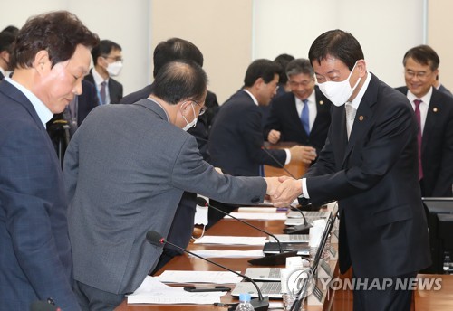 재난기부금 특별법 의결에 기뻐하는 진영 행안부 장관(서울=연합뉴스) 안정원 기자 = 진영 행정안전부 장관(오른쪽)이 29일 오전 서울 여의도 국회에서 열린 행정안전위원회 전체회의에서 '재난기부금 특별법'이 의결된 뒤 미래통합당 의원들과 인사하고 있다. 2020.4.29 jeong@yna.co.kr