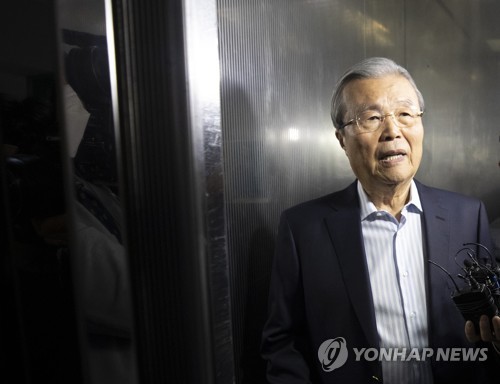 질문에 답하는 김종인 전 위원장(서울=연합뉴스) 윤동진 기자 = 미래통합당 김종인 전 총괄선거대책위원장이 29일 서울 광화문 인근에 위치한 사무실을 나서며 취재진 질문에 답하고 있다. mon@yna.co.kr