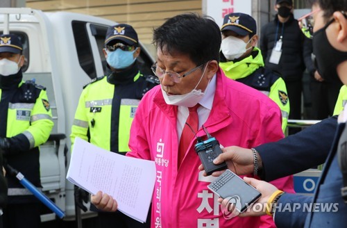 소명자료 든 미래통합당 차명진 후보미래통합당 경기 부천병 차명진 후보가 4월 10일 오전 서울 영등포 중앙당사에서 열린 윤리위원회에 참석한 뒤 소명자료를 들고 취재진의 질문에 답하고 있다. [연합뉴스 자료사진]