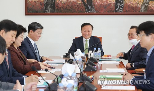 회동하는 예결위 위원장과 여야 간사지난 29일 서울 여의도 국회에서 김재원 예결위원장과 여야 간사들이 국채 발행 규모와 세출 조정 사업을 두고 막판 협상을 하고 있다.
    왼쪽 두번째부터 시계방향으로 구윤철 기획재정부 2차관, 민생당 박주현간사 내정자, 더불어민주당 전해철 간사, 김재원 예결위원장, 미래통합당 이종배 간사. [연합뉴스 자료사진]