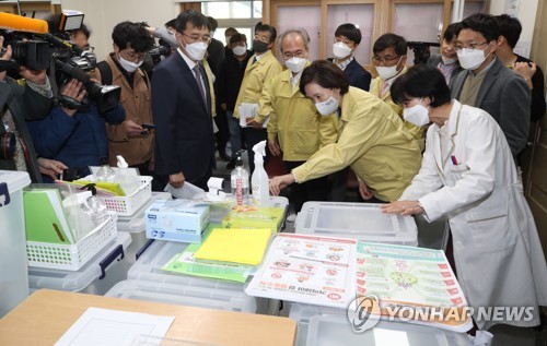 유은혜 부총리, 등교개학 준비상황 점검(서울=연합뉴스) 임헌정 기자 = 유은혜 사회부총리 겸 교육부 장관이 29일 오후 서울 성동구 무학여고에서 코로나19 관련 등교개학 준비상황을 점검하며 보건실에 비치된 손 소독제 등 위생용품을 살펴보고 있다. 2020.4.29 kane@yna.co.kr
