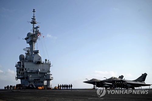지난 1월 프랑스의 핵추진 항공모함 샤를 드골호와 그 위의 함재기 라팔 [EPA=연합뉴스 자료사진]