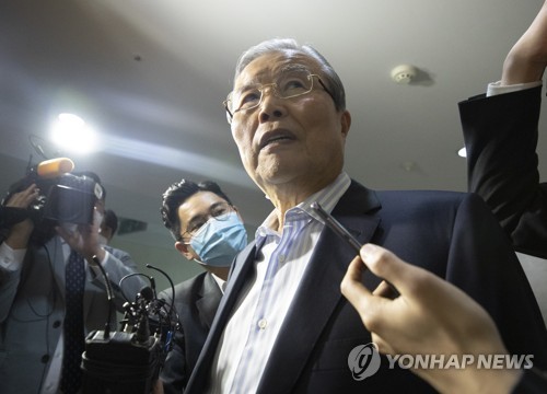질문에 답하는 김종인 전 위원장미래통합당 김종인 전 총괄선거대책위원장이 4월 29일 서울 광화문 인근에 위치한 사무실을 나서며 취재진 질문에 답하고 있다. [연합뉴스 자료사진]