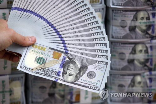 한미 통화스와프 4차 공급(서울=연합뉴스) 박동주 기자 = 한미 통화스와프 자금 4차분이 공급되는 23일 서울 중구 하나은행 본점 위변조대응센터에서 직원이 달러화를 정리하고 있다. 2020.4.23 pdj6635@yna.co.kr