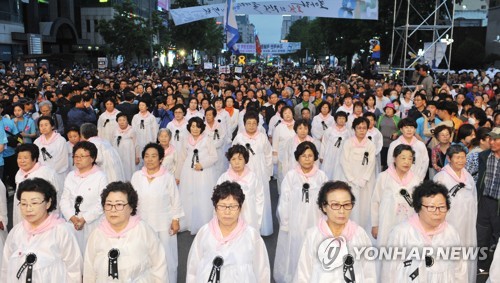 2018년 5·18 전야제 희생자 유족 행진[연합뉴스 자료사진]