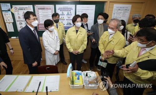 유은혜 사회부총리 겸 교육부 장관이 29일 오후 서울 성동구 무학여고에서 코로나19 관련 등교개학 준비상황을 점검하는 모습 [연합뉴스 자료사진]