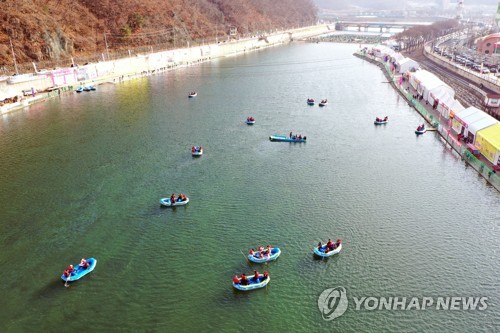 얼지 않는 강에 화천산천어축제장에 보트낚시 대체[연합뉴스 자료사진]
