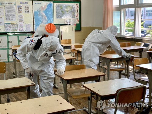교실 방역[국방부 제공. 재판매 및 DB 금지] photo@yna.co.kr